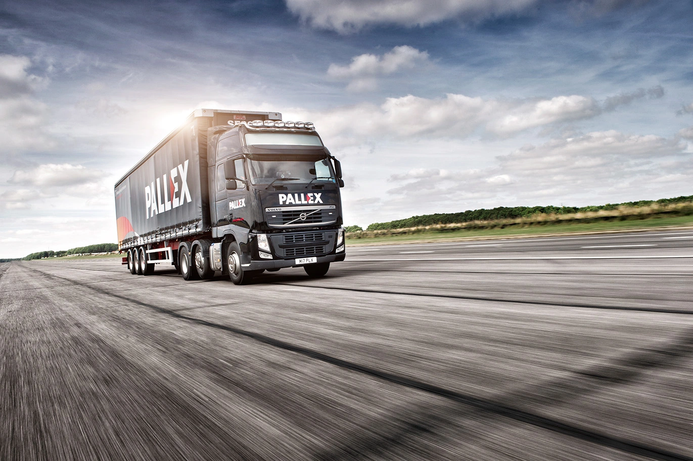 Camion Pallex noir sur la route