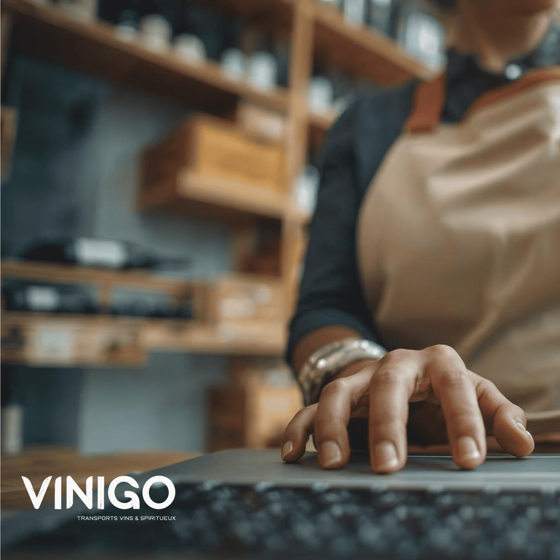 Une main sur un clavier d'ordinateur