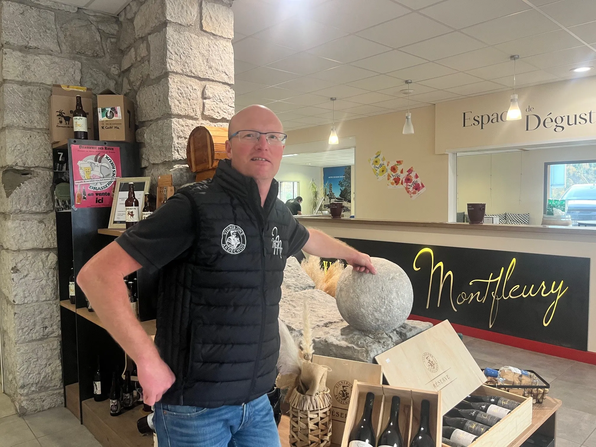 Kévin, responsable Boutique du Caveau des Vignerons de Montfleury