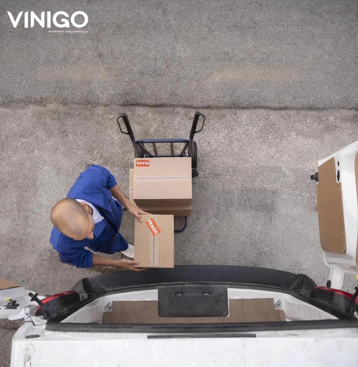 Homme en train de décharger des colis de son camion